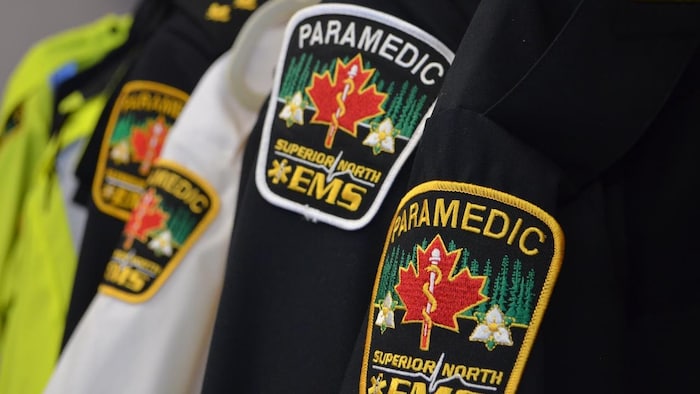 L’uniforme des ambulanciers de Superior North EMS.