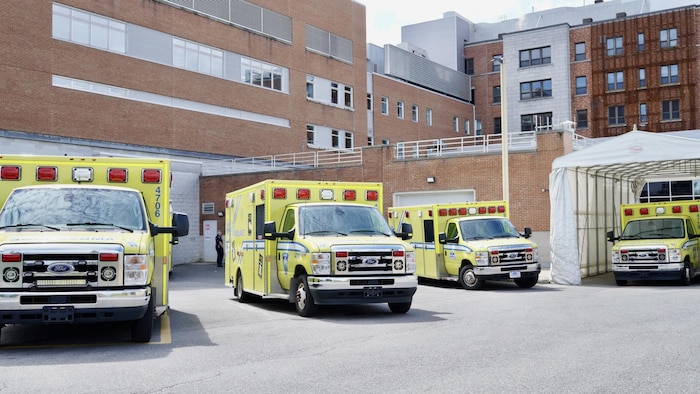 Des ambulances dans le stationnement de l'urgence de Trois-Rivières.