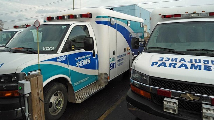 Des ambulances stationnées.
