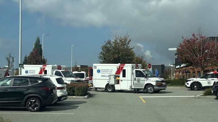 Deux ambulances sont garées dans un parc de stationnement.