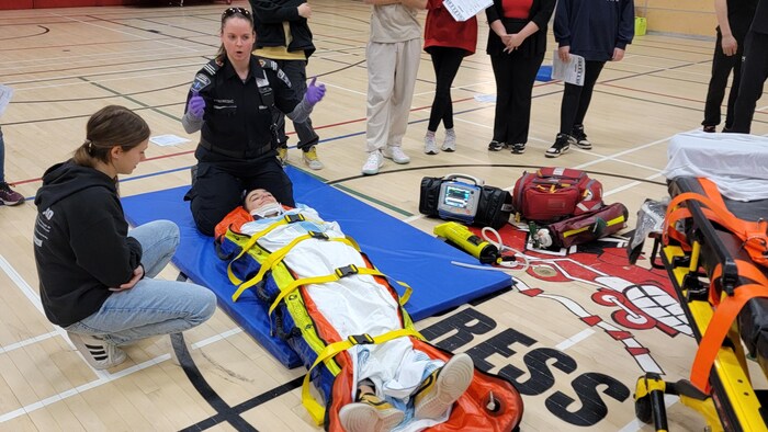Les ambulanciers de Senneterre participent aux formations dispensées par David Leblond à l'école La Concorde.