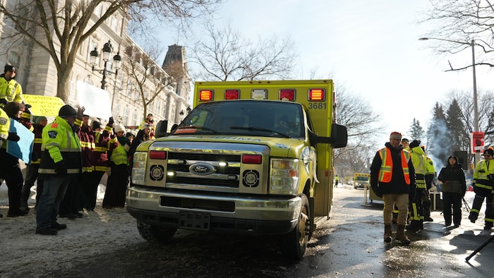 Une ambulance et des ambulanciers en grève.