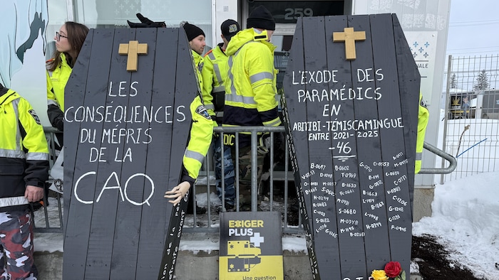 Deux cercueils ont été transportés jusque devant les bureaux de la députée Suzanne Blais, dont un relatant l'exode de 46 ambulanciers paramédicaux depuis 2021.

