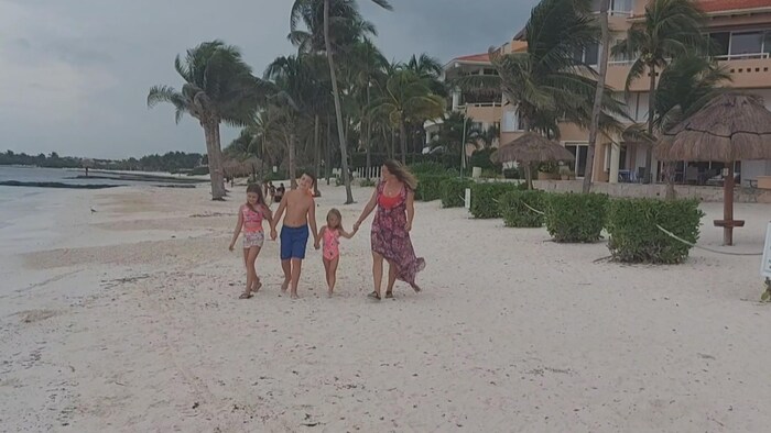 Amélie Gervais, sur la plage, avec ses enfants.