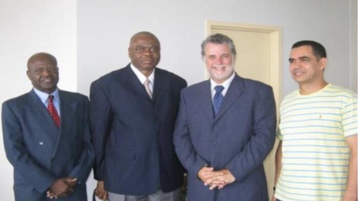 Ex-premier ministre Phillip Couillard avec d'autres personnes.