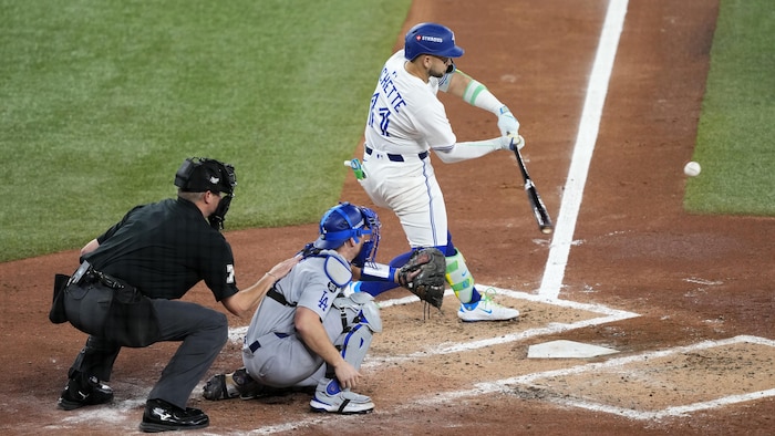 Bo Bichette des Blue Jays de Toronto frappe un circuit.