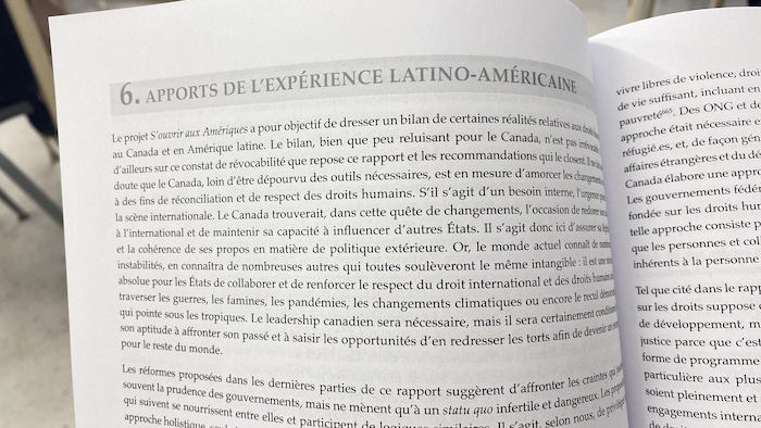 Une page du rapport de recherche S'ouvrir aux Amériques. L'image montre l'un des chapitres du livre qui traite spécifiquement de la manière dont la juridiction canadienne pourrait bénéficier des expériences latino-américaines. 