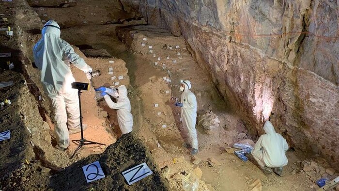 Des archéologues dans la grotte de Chiquihuite, au Mexique.