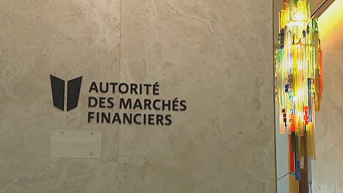 Logo de l'Autorité des marchés financiers sur un mur.