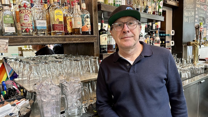 Le propriétaire du Amigos Cantina,Jim Clarke, à son bar. 