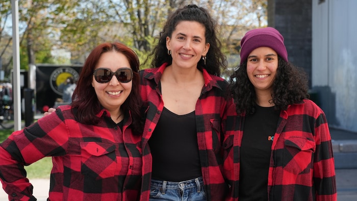 Amina Amekhroub, Marie-Astrid Pallut et Sanaâ Chahid, dans le parc Stuart à Kelowna, le 25 avril 2026.