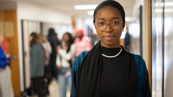 Mme Diallo dans un couloir.
