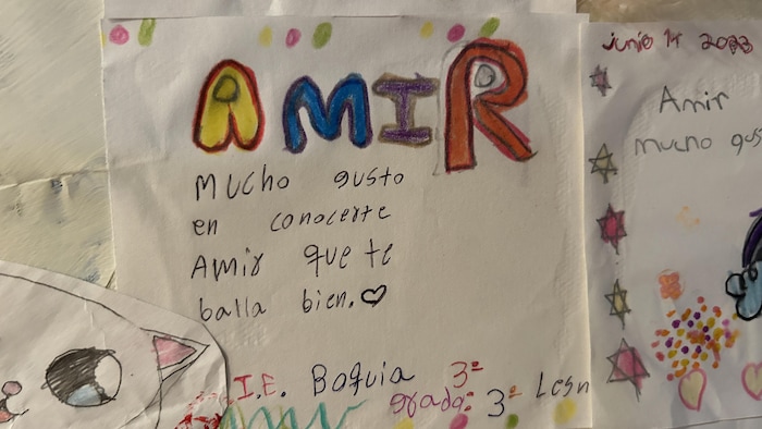 Le message est écrit en espagnol sur un papier.