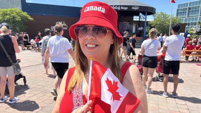Une femme habillée aux couleurs du Canada dans un parc public.