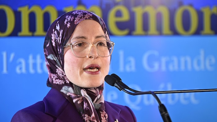 Amira Elghawaby prenant la parole derrière un lutrin.