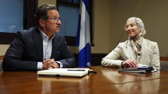 El jefe del Bloque Quebequense, Yves-François Blanchet, se reunió con la representante especial del gobierno federal para luchar contra la islamofobia, Amira Elghawaby, el miércoles 1 de febrero de 2023.