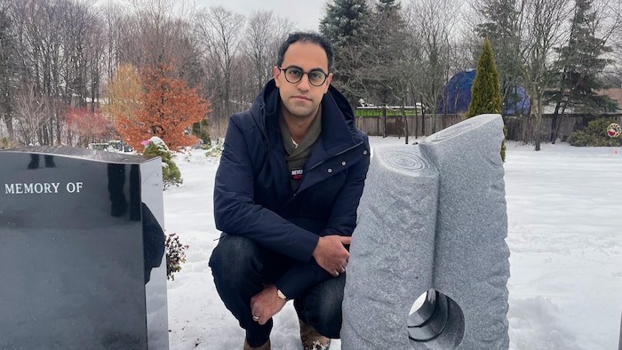 Amirali Alavi à côté de la tombe de sa mère. 