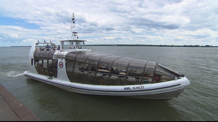 Un bateau-mouche vogue sur le fleuve Saint-Laurent. 