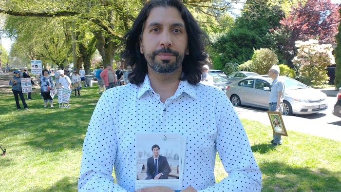 Ammar Sedghi tient une photo de son frère Amir, qui est mort dans un écrasement d'avion.