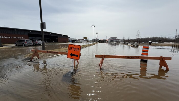 À Amos, des tronçons de rue ont dû être fermés en raison de la hausse du niveau d'eau de la rivière Harricana.