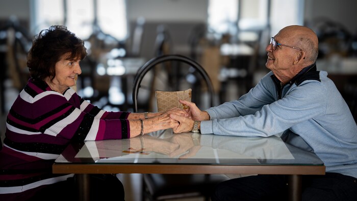 Hélène Desaulniers et Denis Abran se tiennent les mains. 