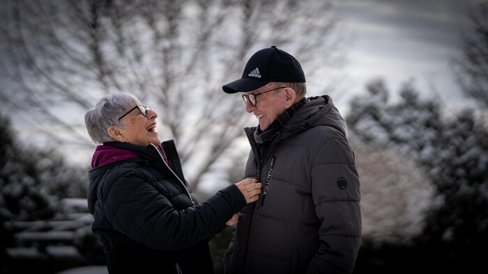 Lise Carignan et Gratien Cossette rient ensemble.