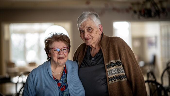 Jocelyne Ouellet et Marcel Descôteaux sourient à la caméra.