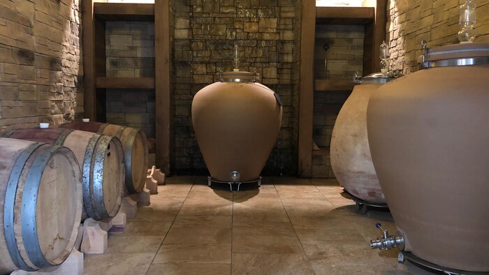 Des amphores, des vases antiques en grès et en terre cuite qui servent à faire maturer le vin, ont été importés de Bordeaux. Ils se trouvent dans la salle de vinification par gravité du vignoble Coteau des artisans.