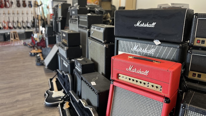 Un haut-parleur de marque Marshall.