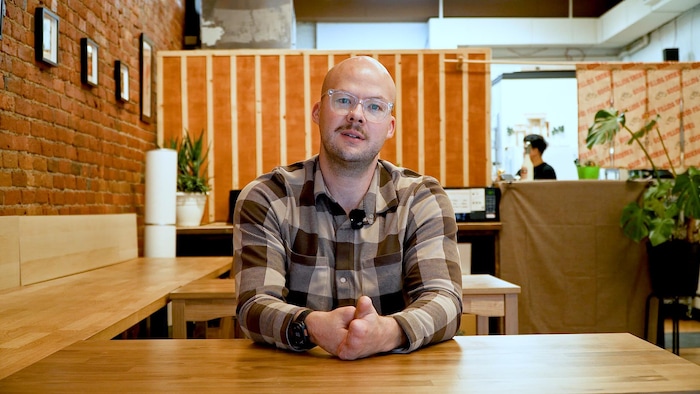 Zak Madell a une table.