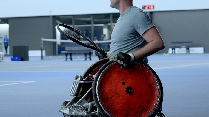 Une image Zak sur un fauteuil roulant.