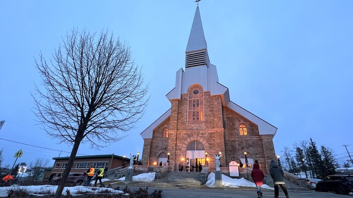 L'église Saint-Benoît-Joseph-Labre d'Amqui, le soir.