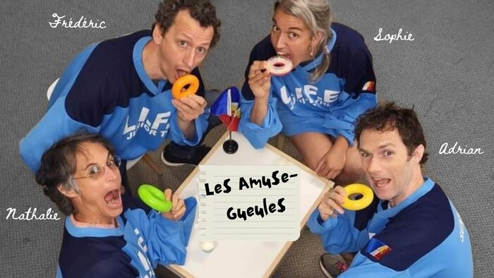 Quatre personnes en jersey d'improvisation font semblant de manger des beignes.