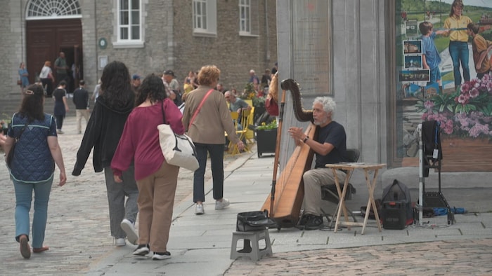 ici, à la Place Royale, et au parc Félix-Leclerc, sur la rue du Petit-Champlain.
