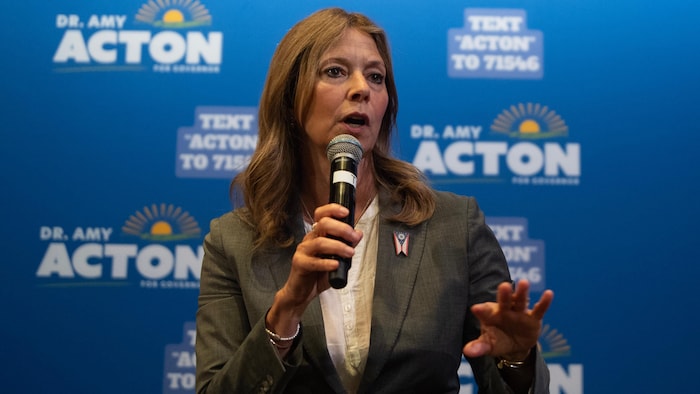 La candidate démocrate au poste de gouverneur, Amy Acton, prend la parole lors d'un rassemblement électoral à l'université de l'Ohio, à Athènes (Ohio), le jeudi 17 septembre 2026. 