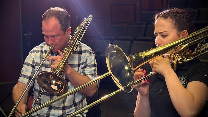 Jim Tranquilla et Amy Robichaud jouent le trombone ensemble.