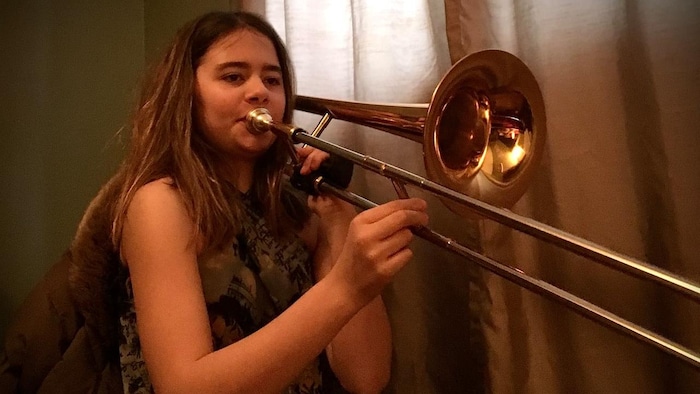 Amy Robichaud, enfant, joue du trombone.