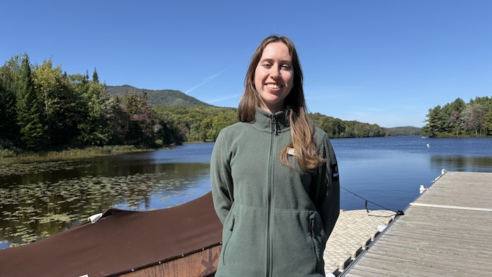 Anaïs Carbonneau devant un lac.