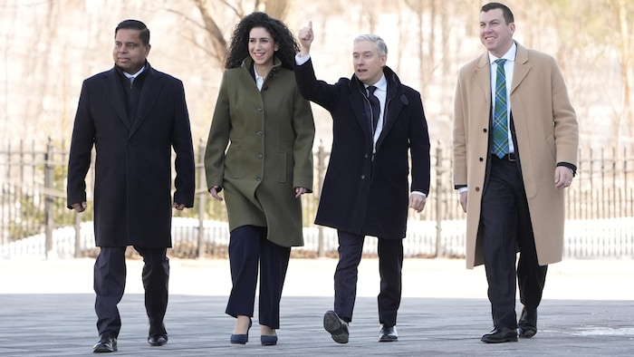 Tout sourire, Gary Anandasangaree, Rachel Bendayan, François-Philippe Champagne, le pouce dans les airs, et Kody Blois arrivent à Rideau Hall.