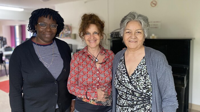 Au plus fort de la pandémie, Angèle Ngapa (à gauche), travailleuse communautaire au Centre pour personnes âgées de Côte-des-Neiges, a joué un rôle important dans la vie de Malu (à droite) en lui livrant notamment de la nourriture. Au centre, Catherine Béraneck, artiste et médiatrice interculturelle pour PAAL. 