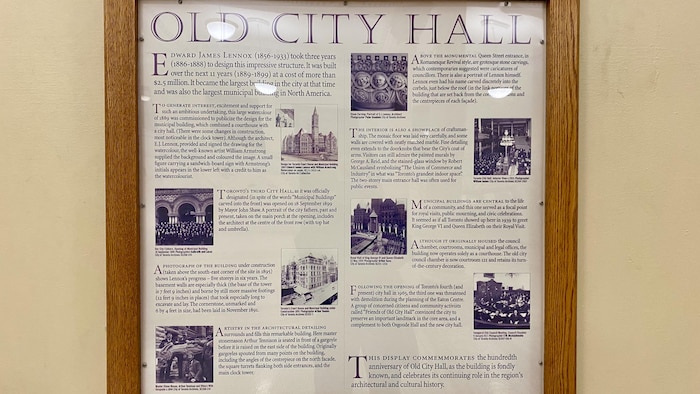 Une affiche dans l'ancien hôtel de ville de Toronto raconte l'histoire de l'édifice.
