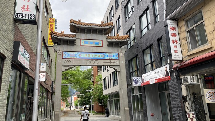 一座门楼。
