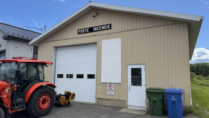 Un garage municipal de petite taille.