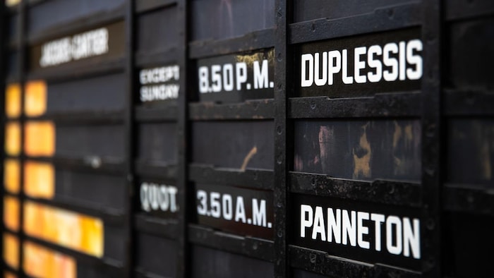 Des heures d'arrivées et destinations de proches. 