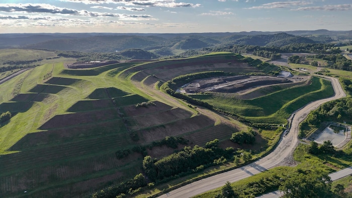 L'herbe a repoussé sur les flancs d'une colline découpée en paliers.