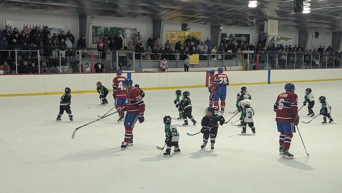 Des tout petits joueurs de hockey sur la glace avec des Anciens Canadiens.