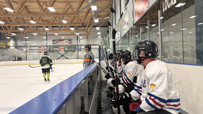 Des joueurs de hockey assis sur un banc.