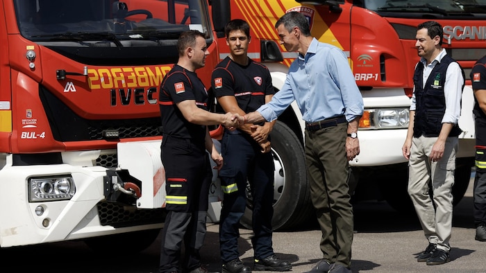 Pedro Sanchez serre la main à des pompiers.