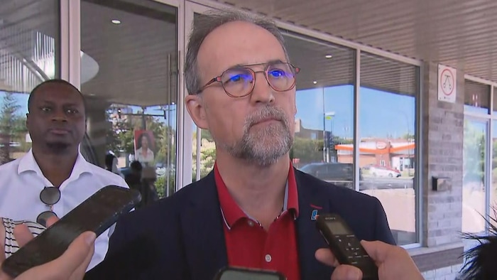 André A. Morin entouré de micros.