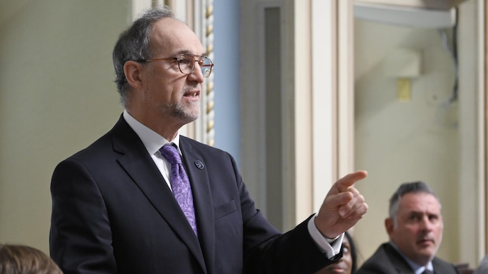 André Albert Morin pose une question en Chambre.